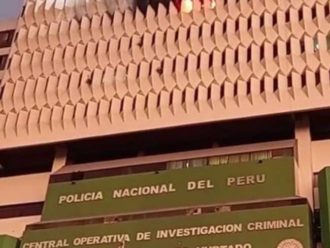 Incendio en la sede de la Dirección de Investigación Criminal de Perú.                        Foto: Redes sociales