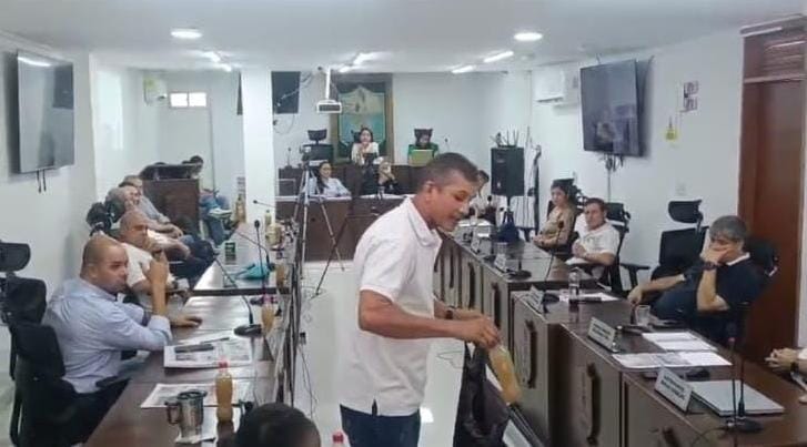 Con botellas de aguas negras, líder barrial en Santa Marta denunció problemática de alcantarillado/ Captura de video.