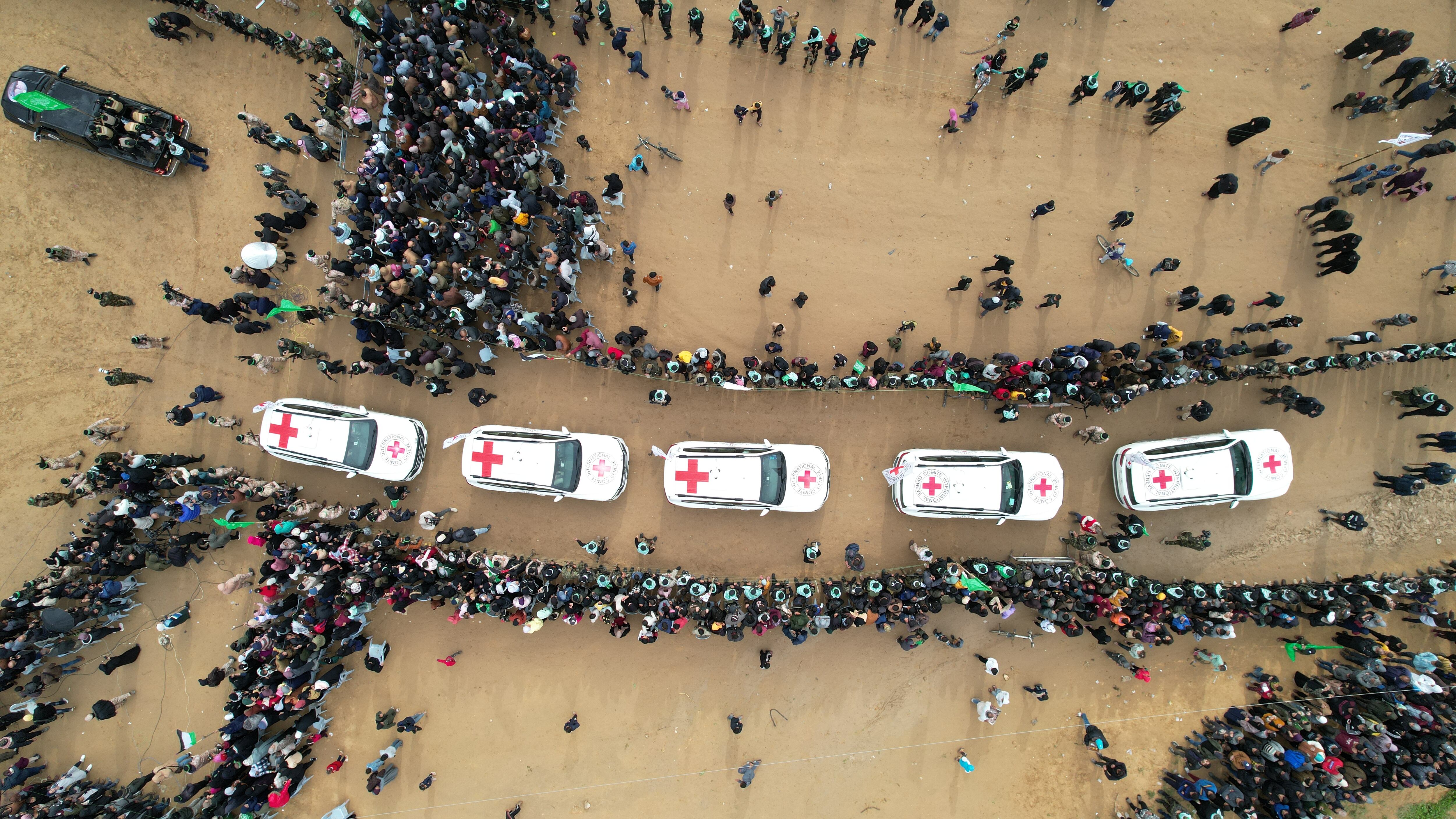 Entrega de los cuatro cuerpos de rehenes de Hamás a la Cruz Roja el jueves 20 de febrero. FOTO: Hasan Eslayeh/Anadolu /Getty Images