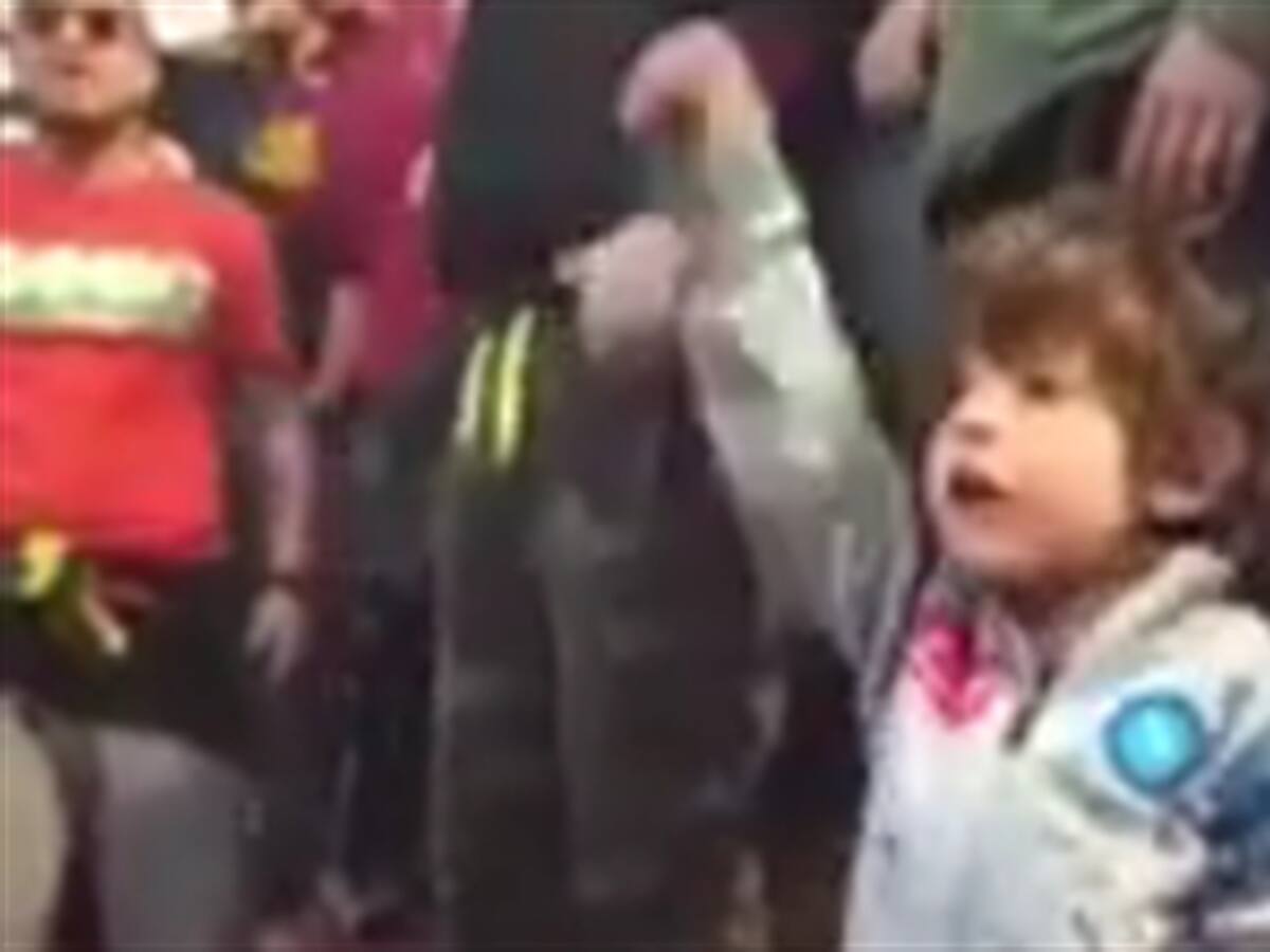 Un pequeño hincha del Nápoli se roba el show en las tribunas