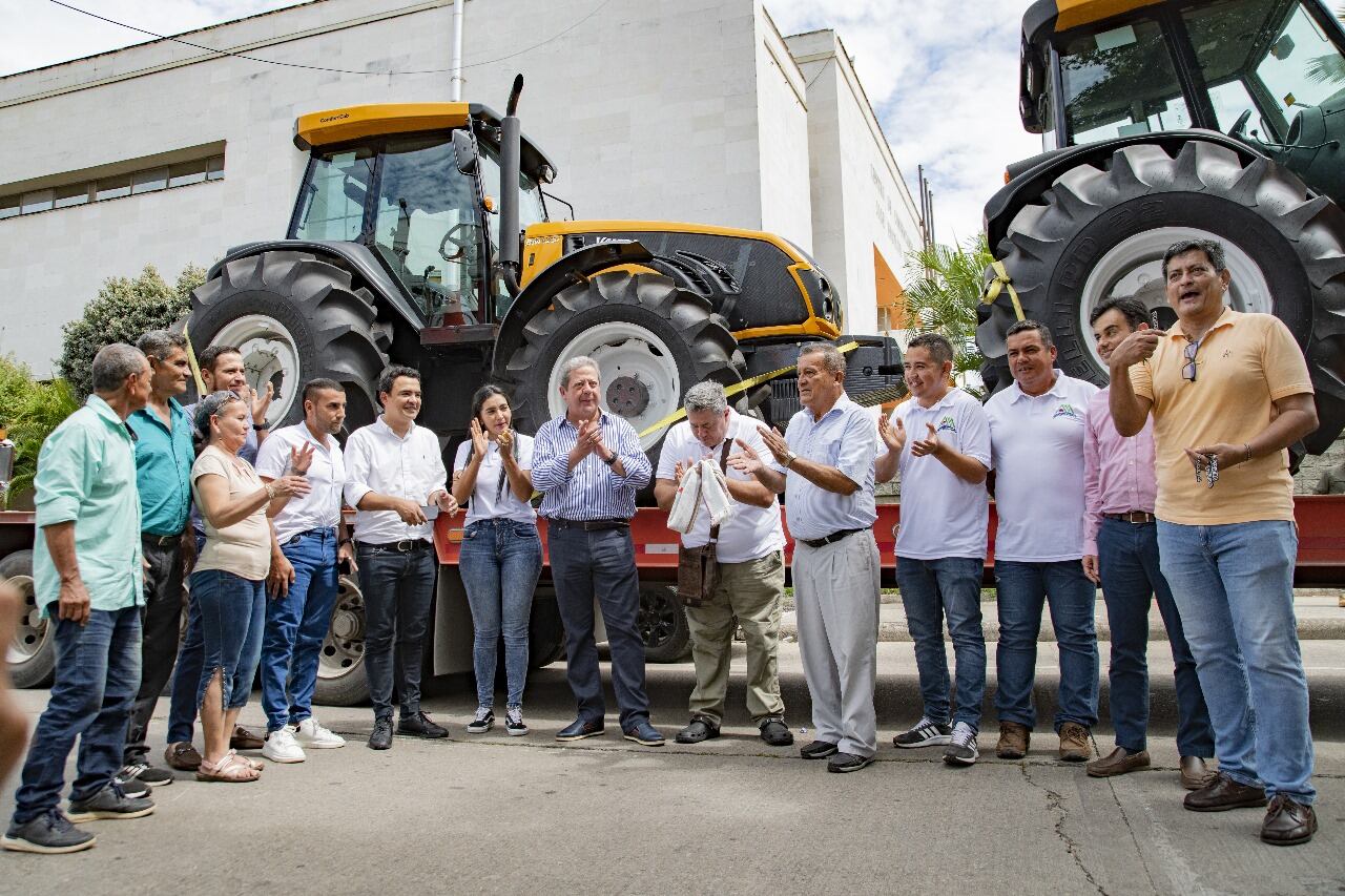Frente a estas inversiones, el mandatario de los huilenses sostuvo que estas acciones obedecen a la construcción de un nuevo modelo de desarrollo productivo regional, donde el sector agropecuario ha sido la prioridad.