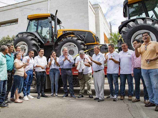 Frente a estas inversiones, el mandatario de los huilenses sostuvo que estas acciones obedecen a la construcción de un nuevo modelo de desarrollo productivo regional, donde el sector agropecuario ha sido la prioridad.