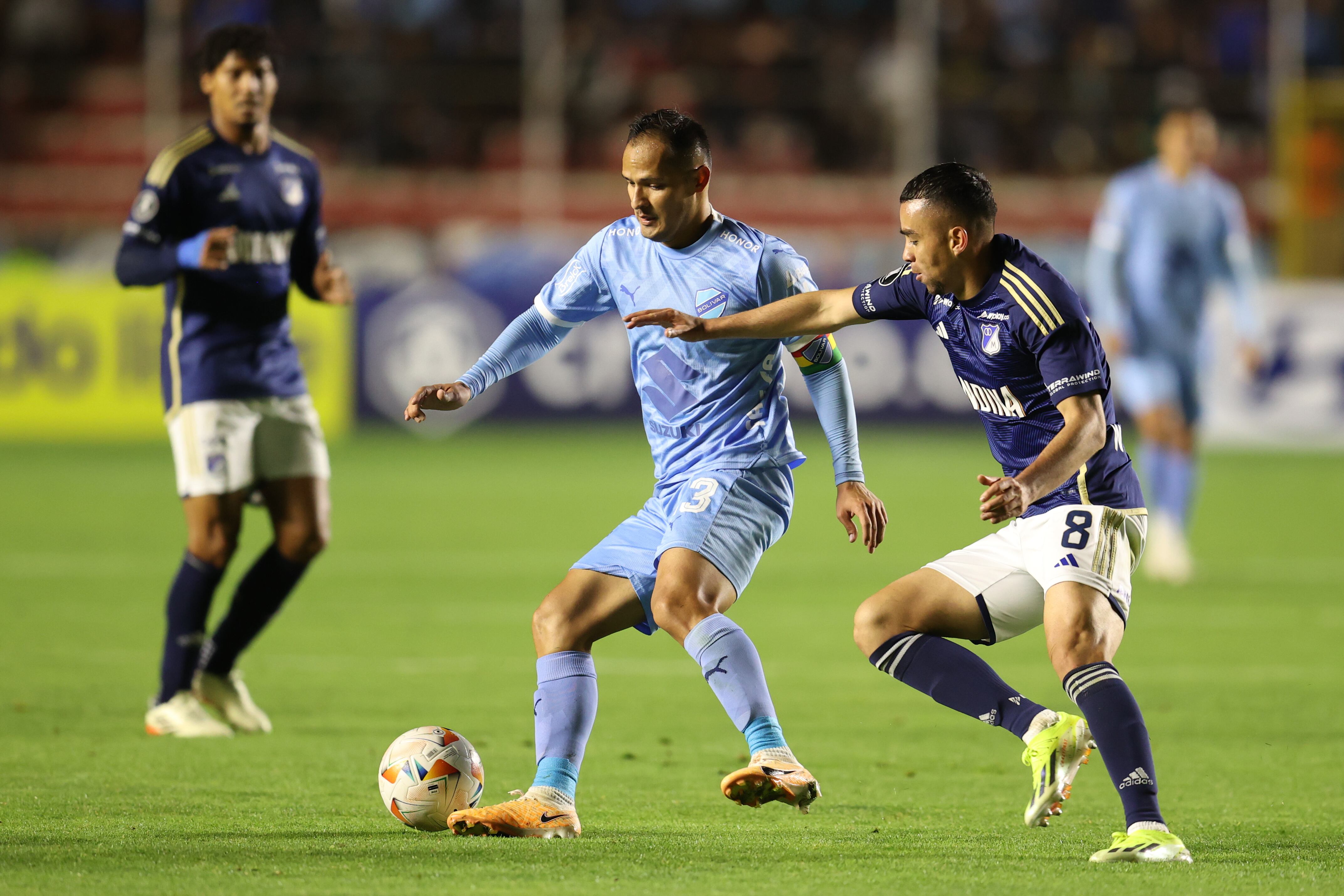 Duelo de la segunda jornada entre Bolívar y Millonarios en La Paz. EFE/ Luis Gandarillas