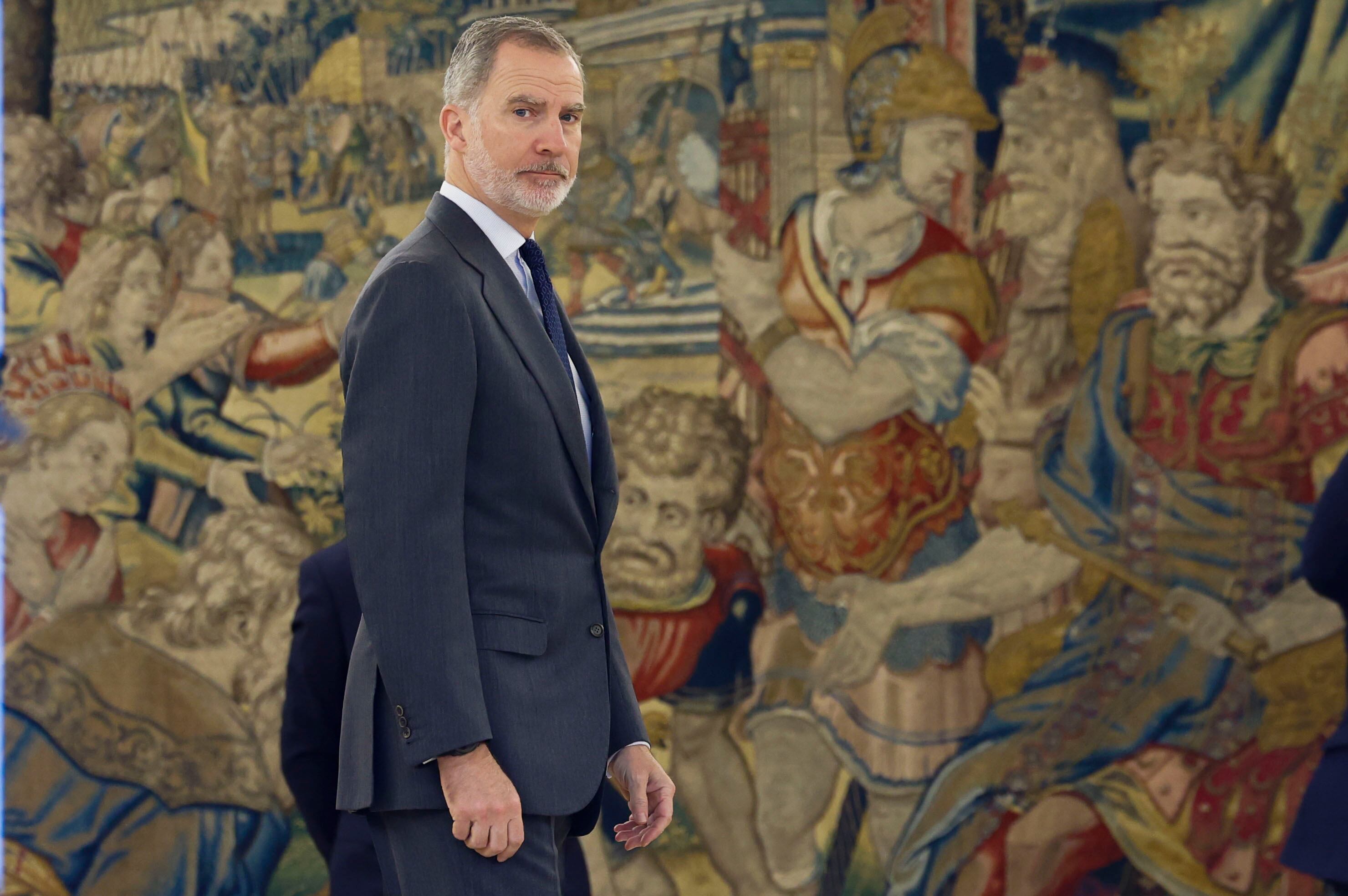 MADRID, 24/04/2025.- El rey Felipe VI recibe en audiencia a una representación del Parque Móvil del Estado este jueves en el palacio de la Zarzuela en Madrid. EFE/ Juan Carlos Hidalgo