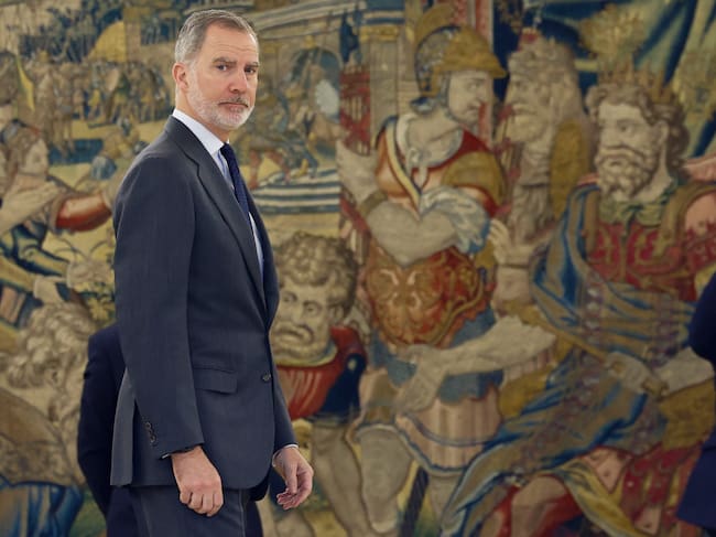 MADRID, 24/04/2025.- El rey Felipe VI recibe en audiencia a una representación del Parque Móvil del Estado este jueves en el palacio de la Zarzuela en Madrid. EFE/ Juan Carlos Hidalgo