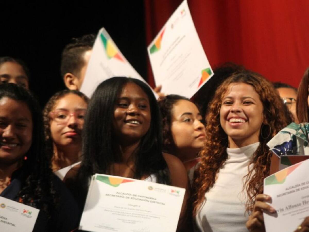 Becados reciben ayudas tecnológicas de sus universidades en Cartagena