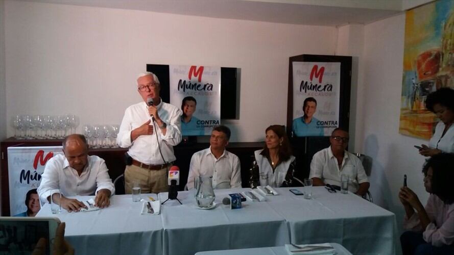 El senador Robledo asistió en rueda de prensa para ratificar respaldo a la candidatura a la Alcaldía del exconcejal David Múner. Foto: Antonio Canchila García (W Radio)