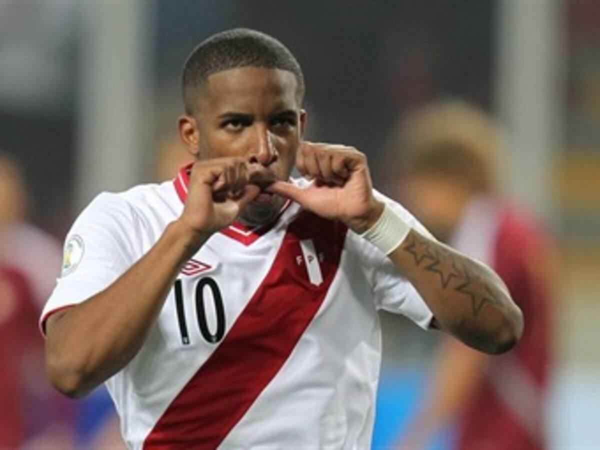 Perú venció a Venezuela con doblete de Farfán