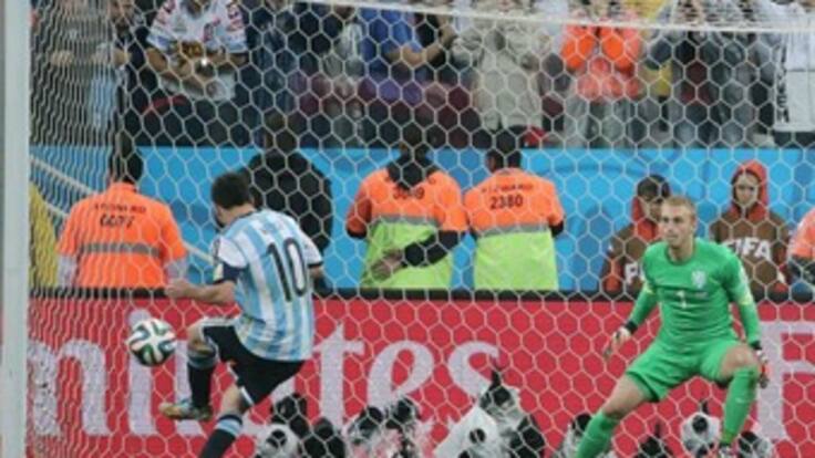 Definición por penales entre Holanda y Argentina