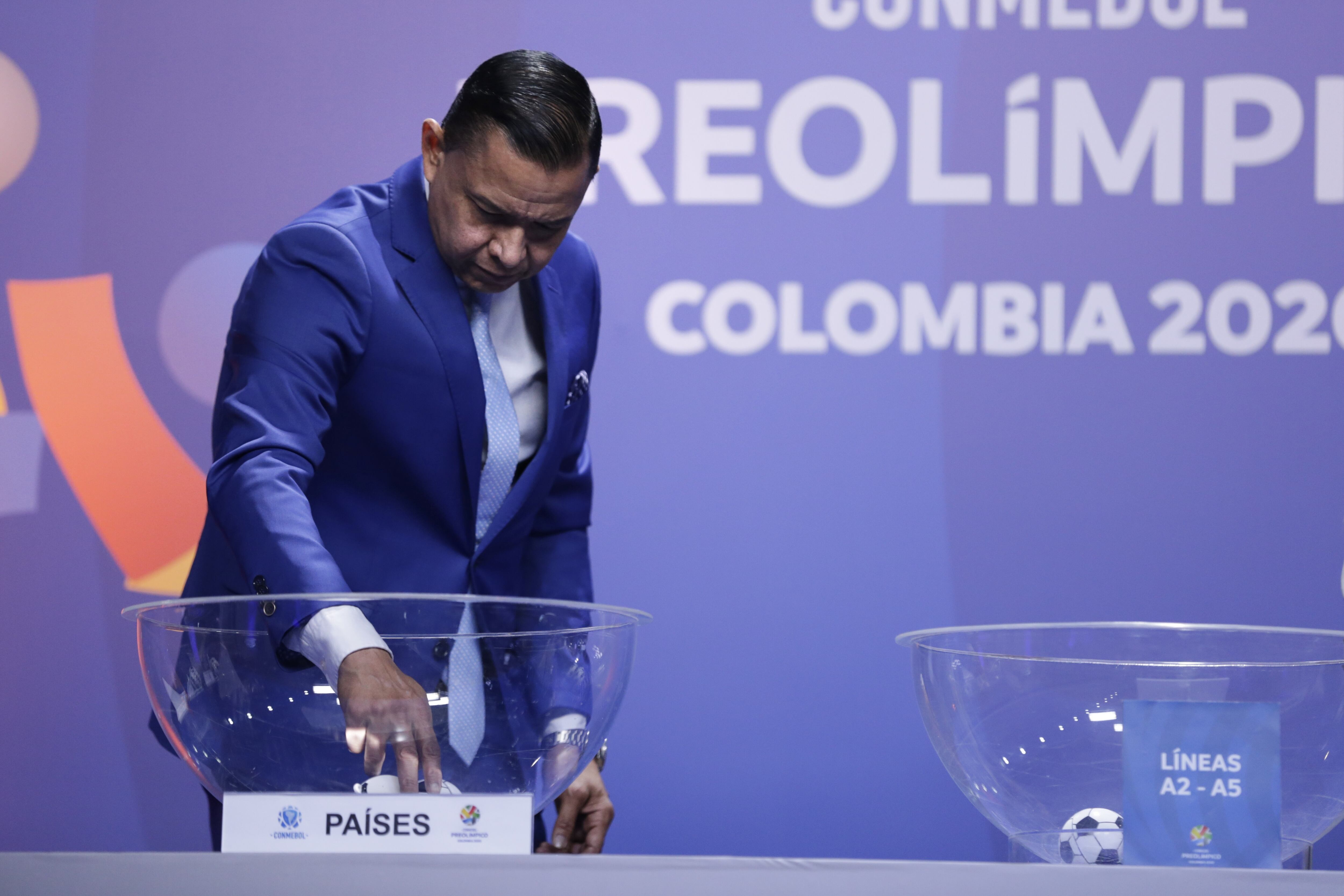Bogotá. 05 de Noviembre del 2019. En la Sede Deportiva de la FCF en Bogotá, en la noche de este martes, se conocieron los grupos del Campeonato Preolímpico Colombia 2020. En la foto: Iván René Valenciano. (Colprensa - Sergio Acero)
