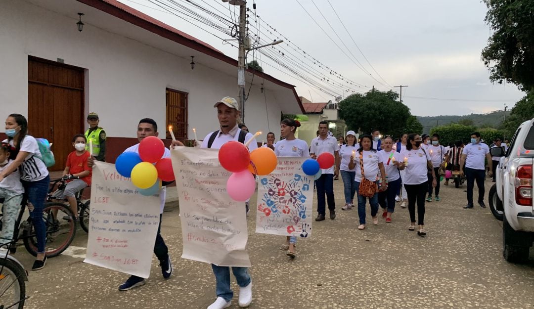 El recorrido se realizó con velas encendidas y carteles con mensajes en honor a las víctimas, destacando la resiliencia de los sobrevivientes
