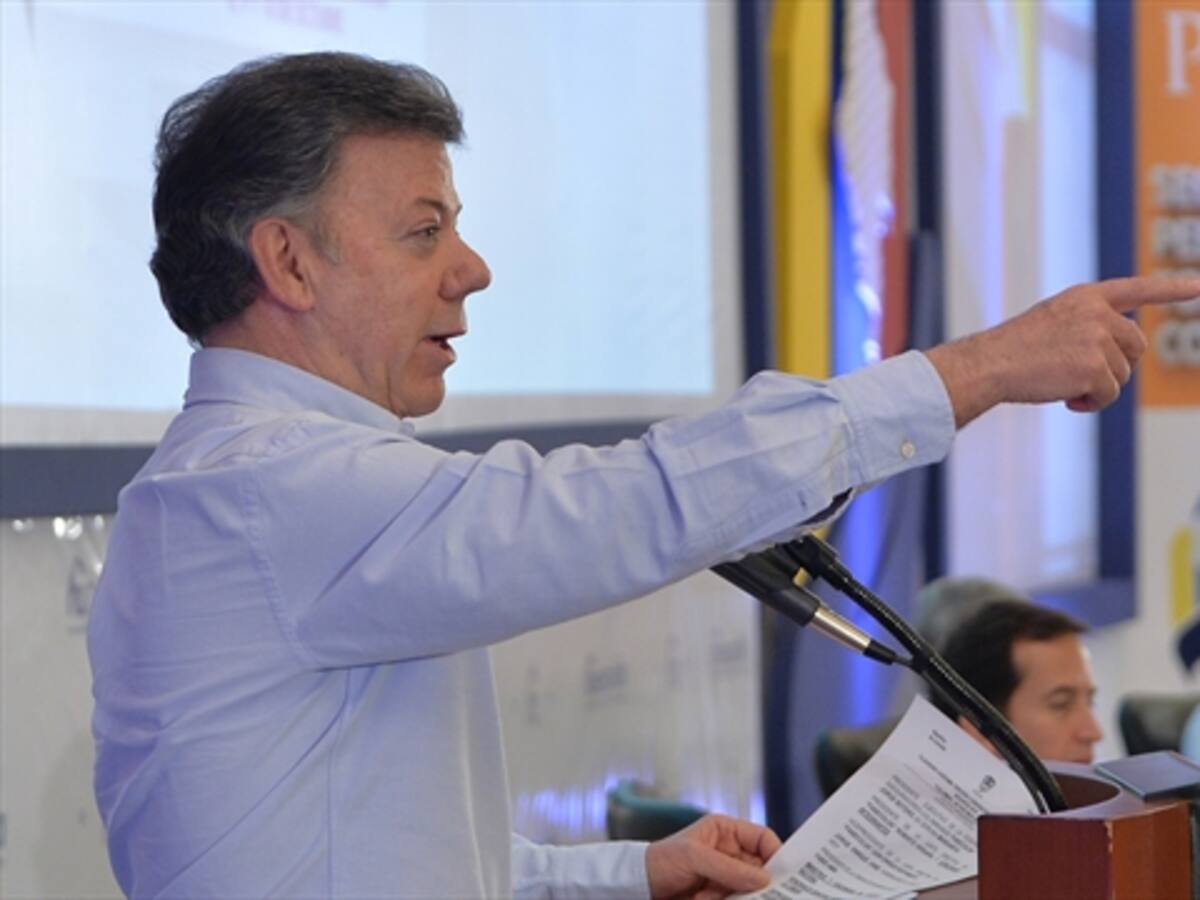No vamos a confirmar ni negar rumores sobre diálogos con el ELN: Santos