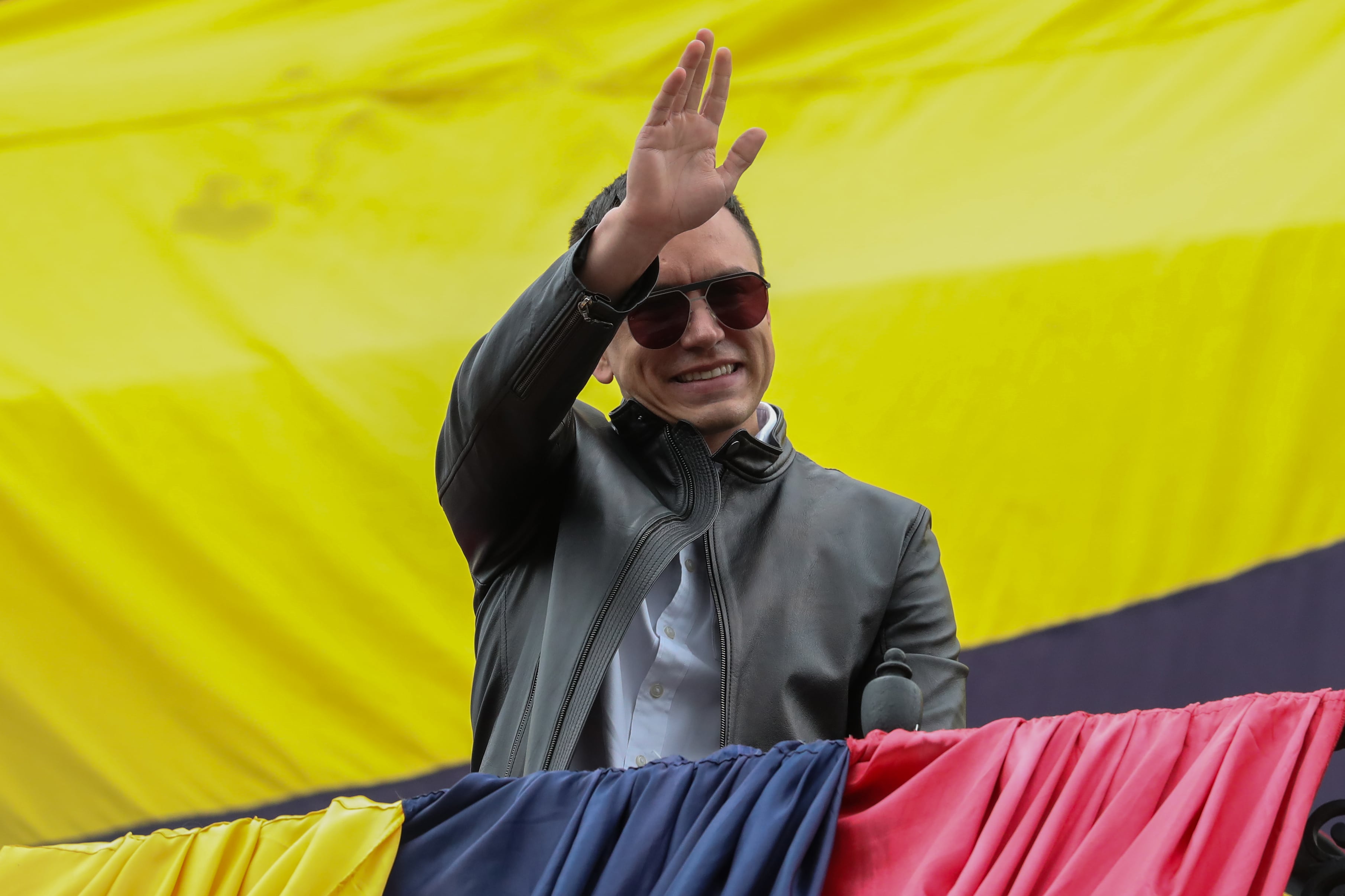 AME8773. QUITO (ECUADOR), 05/01/2025.- El presidente de Ecuador, Daniel Noboa, saluda a sus simpatizantes desde el balcón del Palacio de Gobierno, este domingo en Quito (Ecuador). Noboa se mostró seguro de que vencerá en las elecciones del próximo 9 de febrero, en las que busca el apoyo popular para gobernar hasta 2029. EFE/ José Jácome