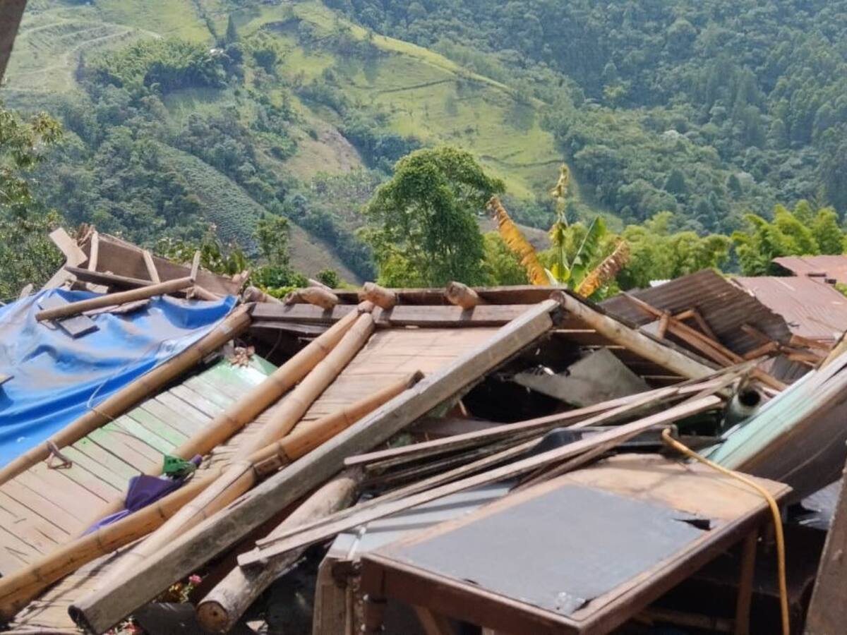 Tres familias evacuadas por colapso parcial de una vivienda en Manizales