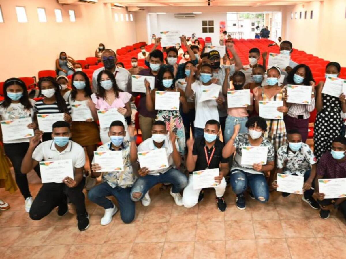 31 becas de educación superior a estudiantes de comunidades vulnerables