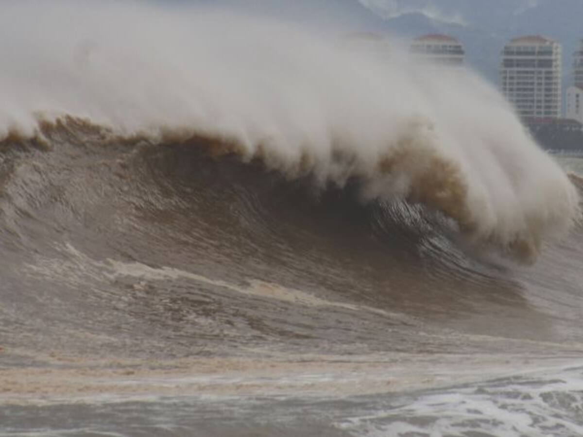 Huracán Willa tocó tierra y se adentra en México