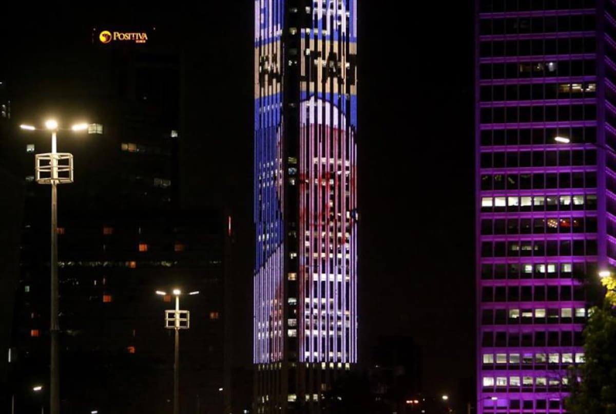 La imagen del papa Francisco es proyectada sobre la fachada de la Torre Colpatria