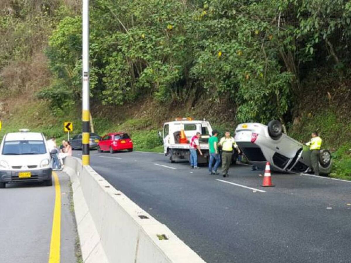 Volcamiento de vehículo en la vía Manizales - Chinchiná, dejó un herido