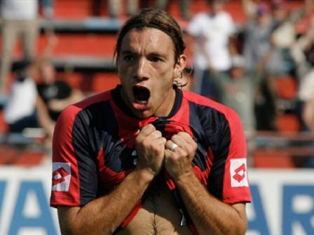 Hinchas del San Lorenzo golpean a un jugador en pleno entrenamiento