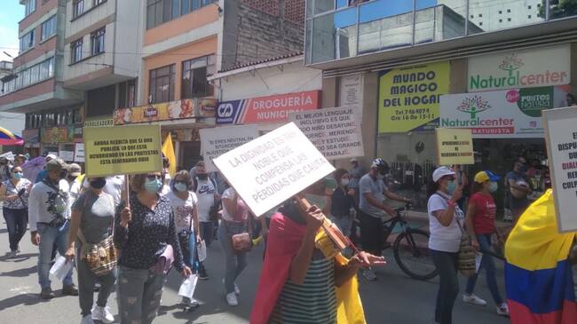 Marcha de maestros en el centro de Armenia