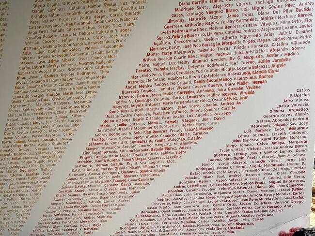 Así es el mural con nombres de todos los donantes para la planta de agua en Yotojoroshi