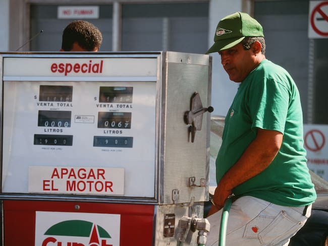 Ciudadanos cubanos recargando gasolina.
(Foto: Najlah Feanny/Corbis via Getty Images)