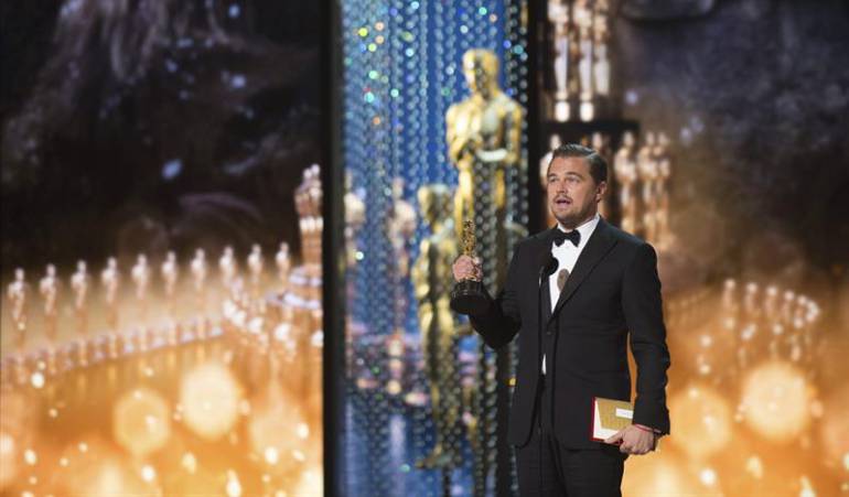 El actor estadounidense Leornardo DiCaprio recoge su Óscar al mejor actor por "The Revenant" durante la 88ª edición de la ceremonia de los Óscar.