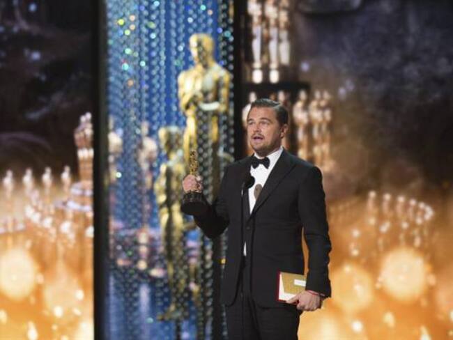 El actor estadounidense Leornardo DiCaprio recoge su Óscar al mejor actor por &quot;The Revenant&quot; durante la 88ª edición de la ceremonia de los Óscar.