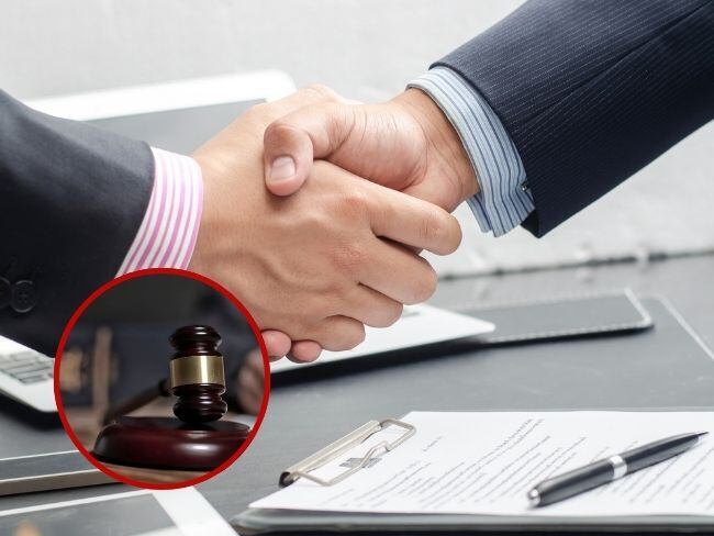 Contrato de prestación de servicios // Personas haciendo un acuerdo // Getty Images