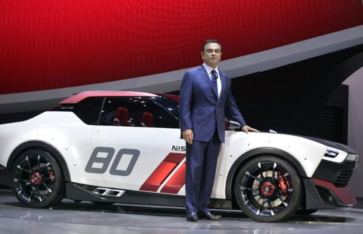 El presidente del fabricante automovilístico Nissan, Carlos Ghosn, posa junto a un IDx NISMO expuesto en el 43º Salón del Automóvil de Tokio (Japón)