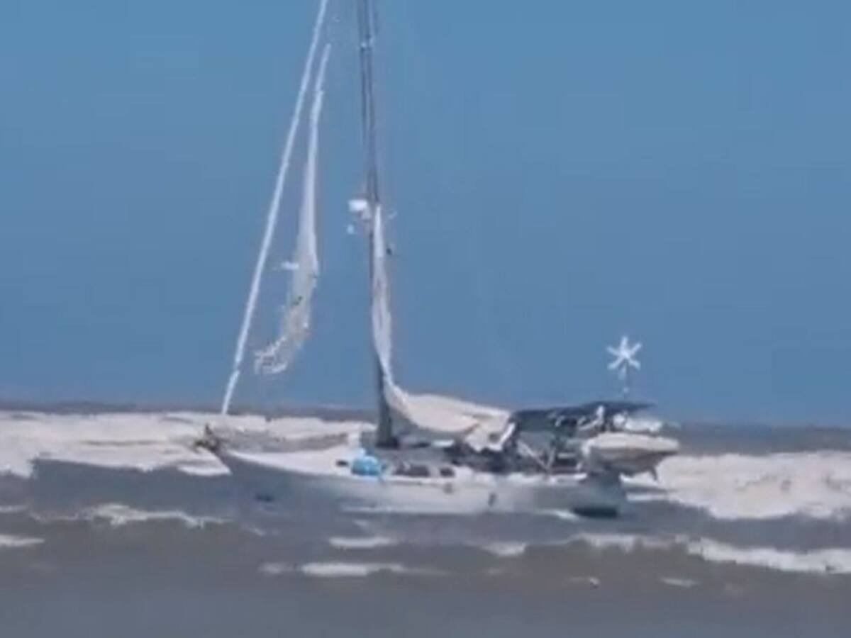 Rescatan a tripulante de un velero encallado en Bocas de Ceniza