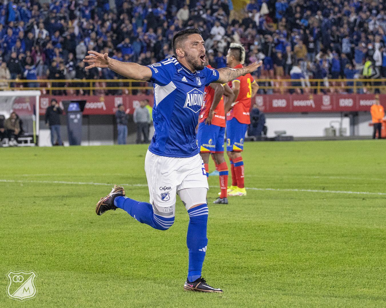 Israel Alba celebra el primer gol de Millonarios / Twitter: @MillosFCoficial.