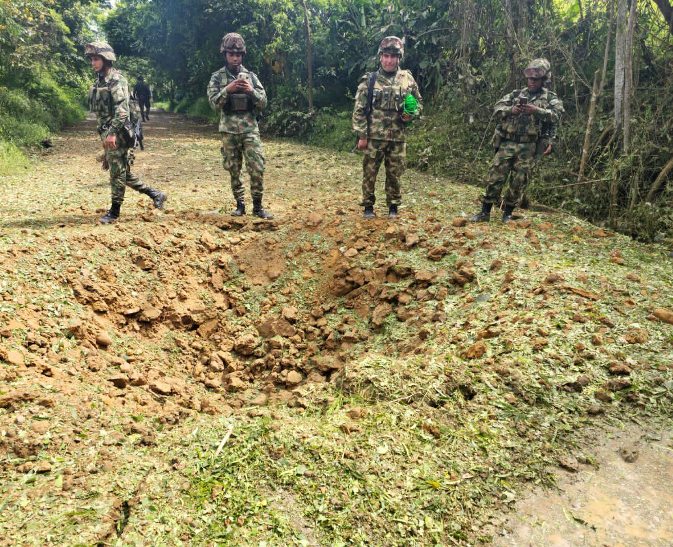 Cráter dejado por cilindros bomba detonados en Urabá- foto Brigada 17