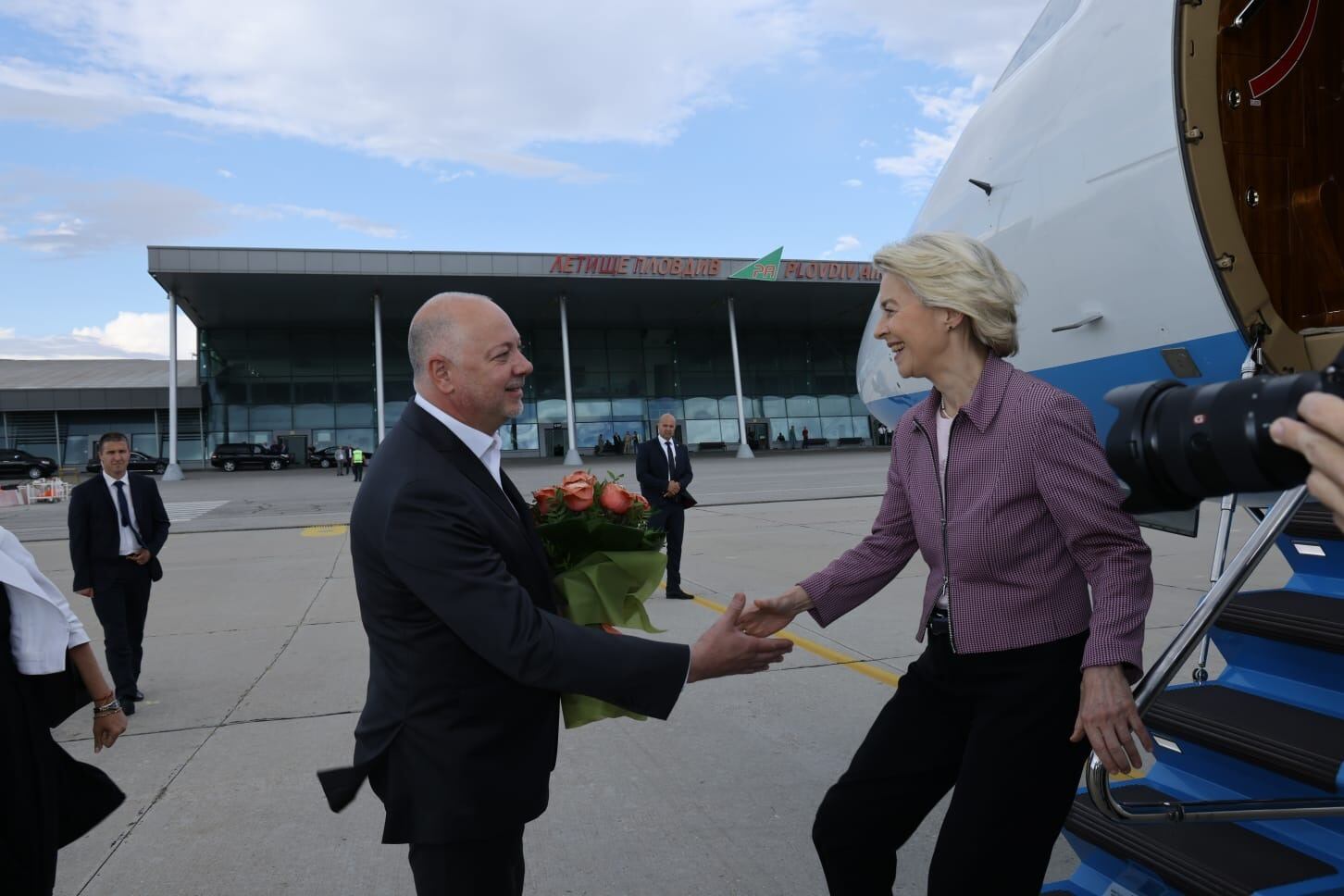El primer ministro búlgaro Rosen Zhelyazkov recibe a la presidenta de la Comisión Europea, Ursula von der Leyen. 
(Foto:   Cortesía oficina primer ministro de Bulgaria)