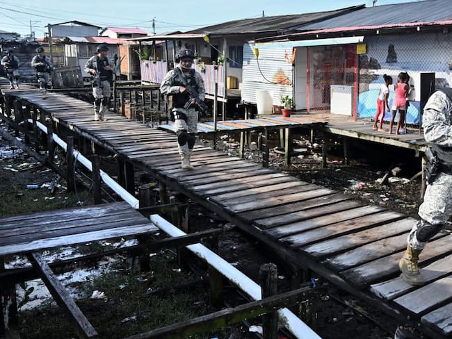 Presencia militar en Tumaco (Nariño) para hacer frente al narcotráfico. 
 
 