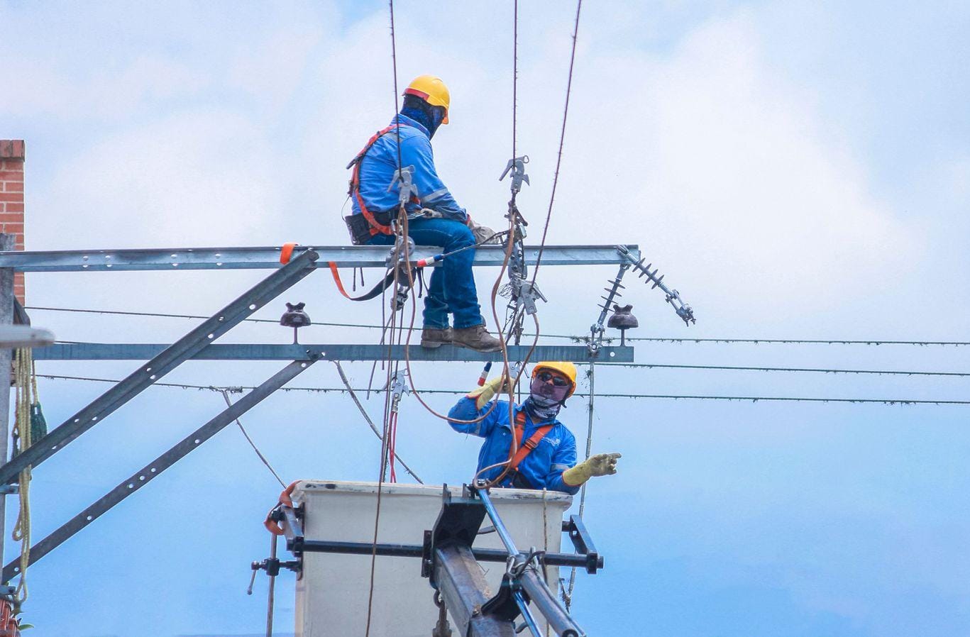 Brigadas de Electrohuila trabajan en varios municipios del departamento para restablecer el servicio de energía afectado por las fuertes lluvias y vendavales.
