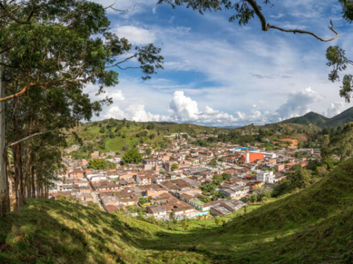 Indagan si cuerpo de hombre hallado en Gómez Plata es el señalado de asesinar a una niña