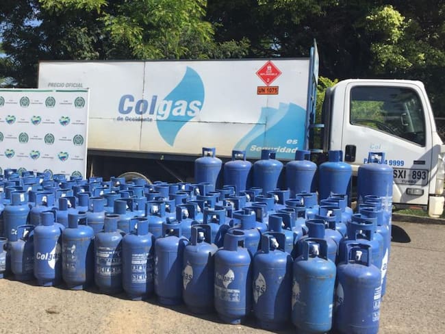 Policía recupera cilindros de gas que se llevaban las Farc