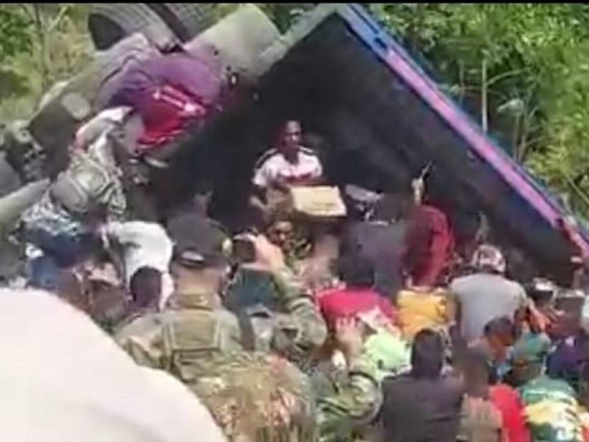 Saquearon camión volcado en vía Medellín – Costa Caribe