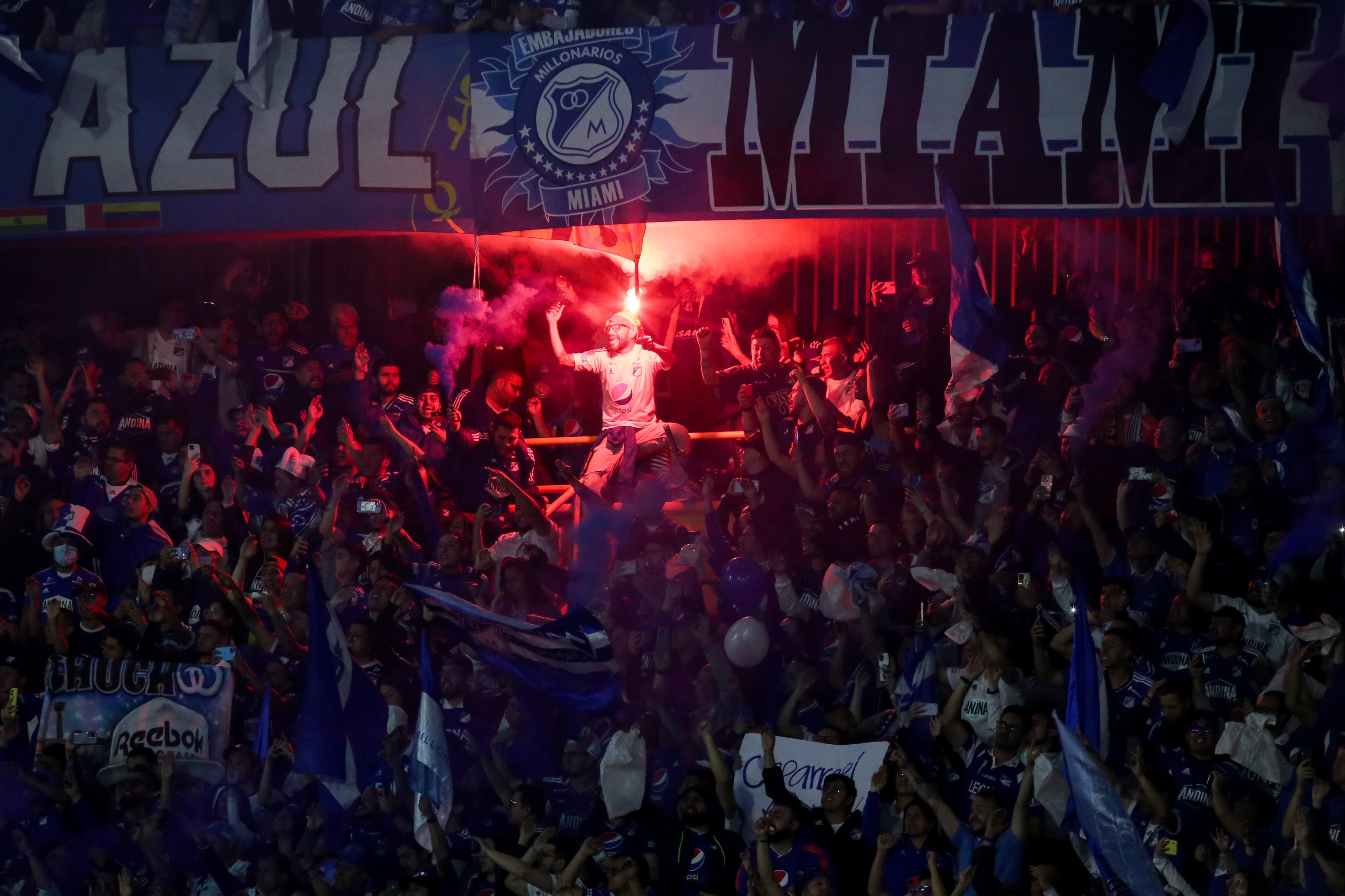 Hinchada de Millonarios en El Campín durante la final ante Atlético Nacional. (Colprensa - Mariano Vimos)