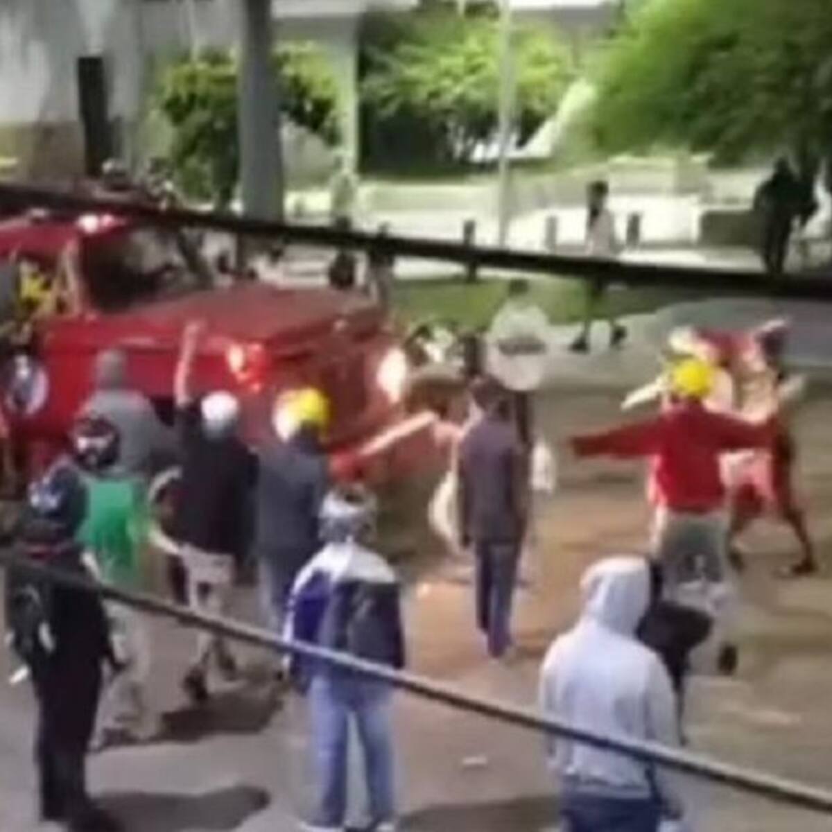 Bomberos de Cartago atacados en manifestación