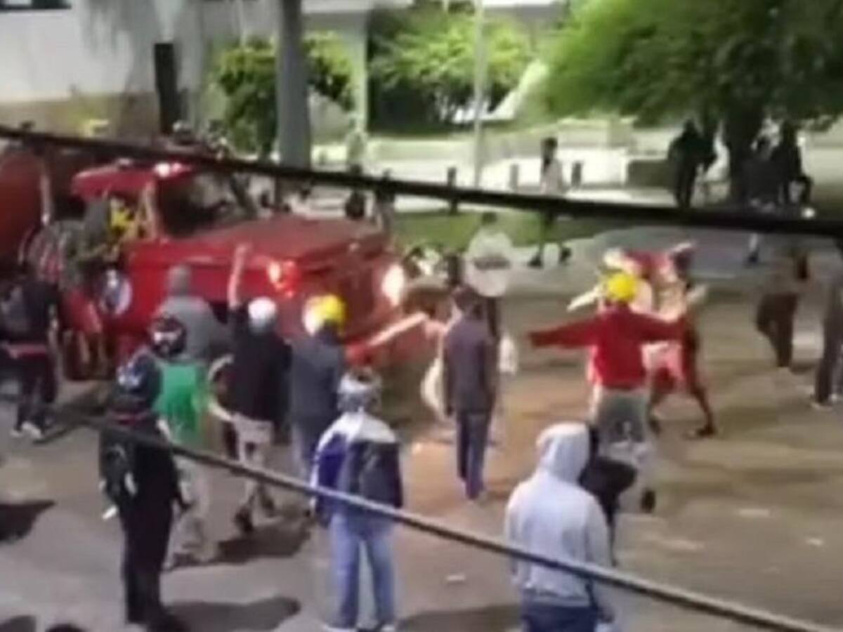 Bomberos de Cartago atacados en manifestación