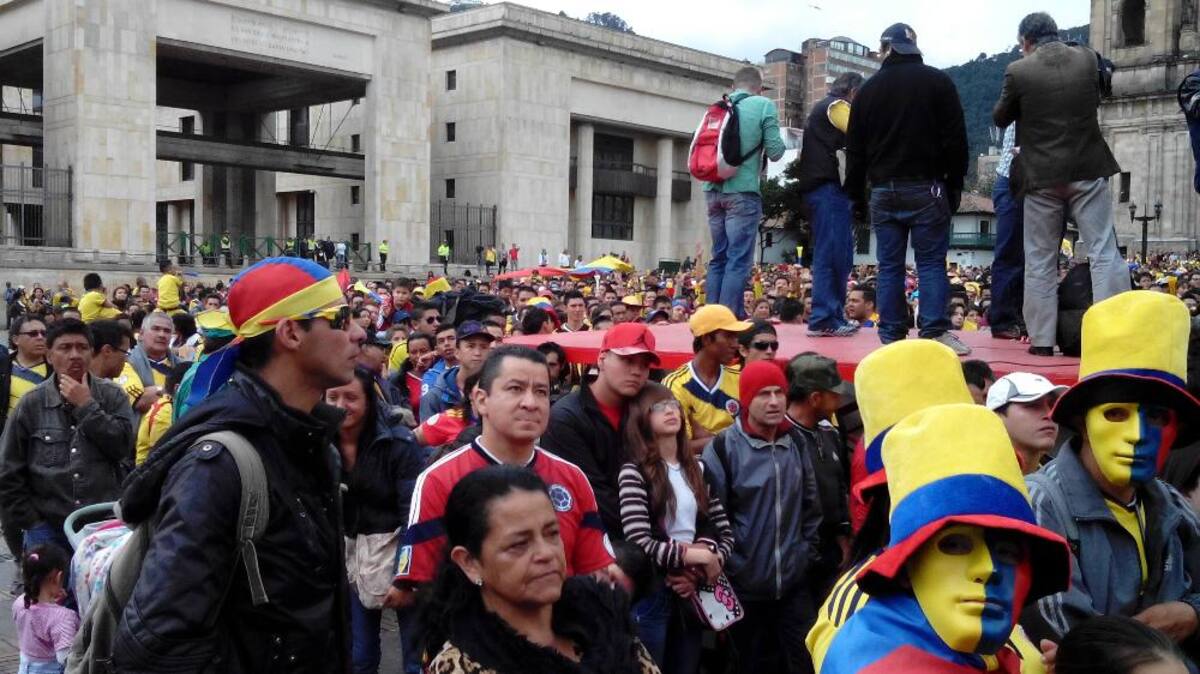 La plaza de Bolívar reúne a miles de hinchas de la selección.