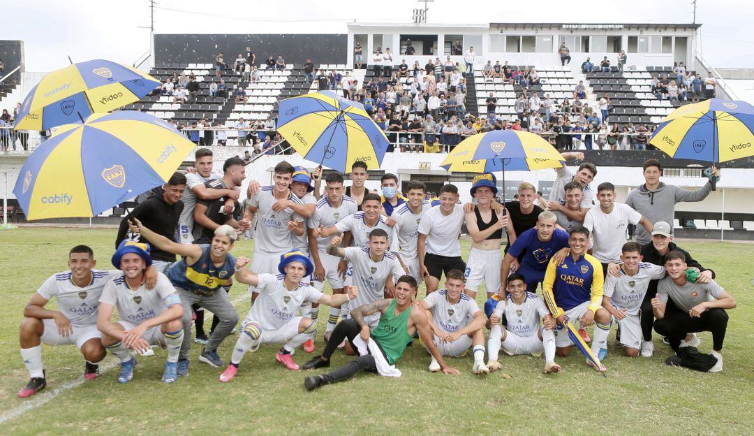 El plantel de Boca Juniors festeja el título del torneo de reservas.