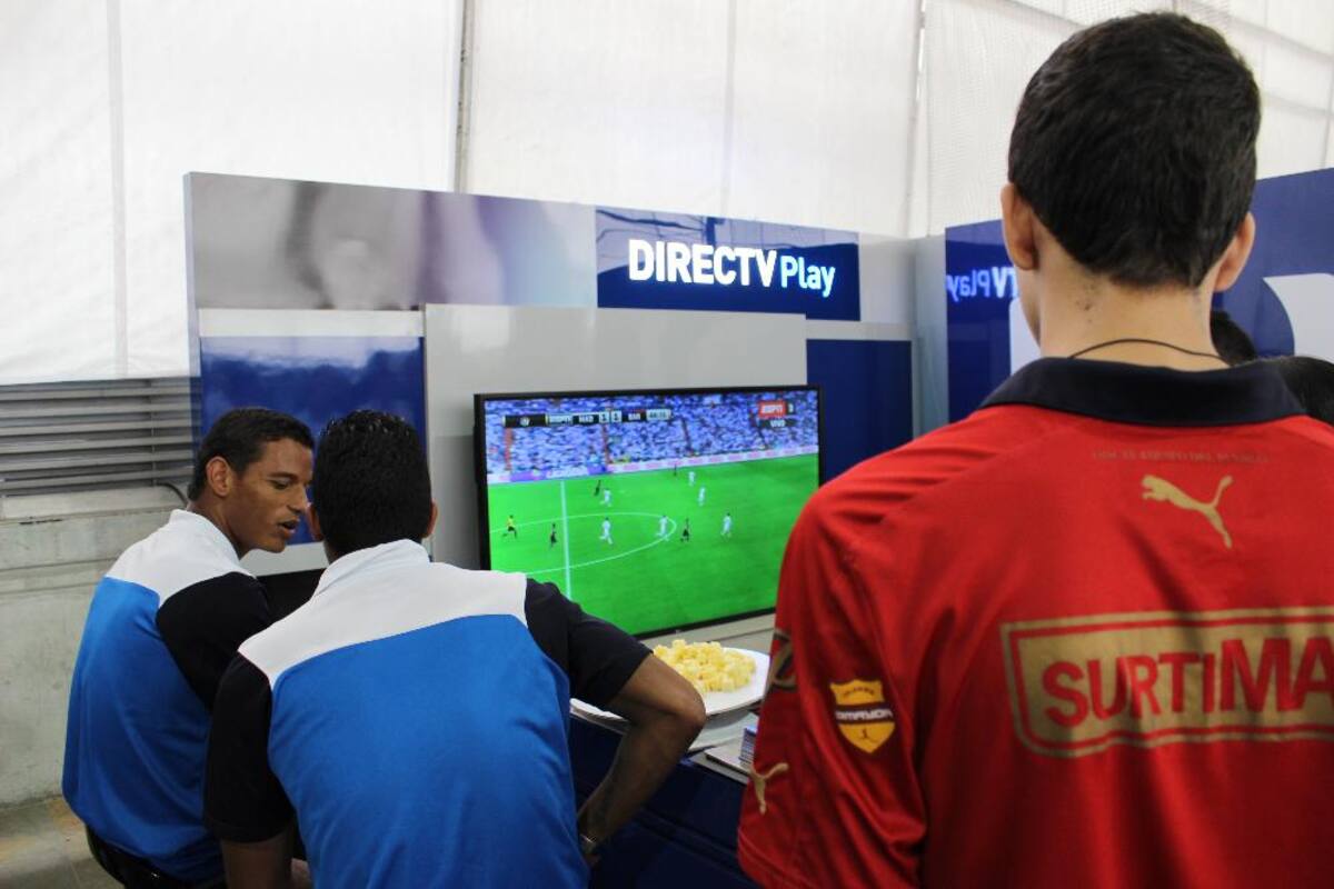 Cuerpo técnico y jugadores disfrutaron por igual de una mañana con fieles seguidores en Plaza Mayor Medellín.