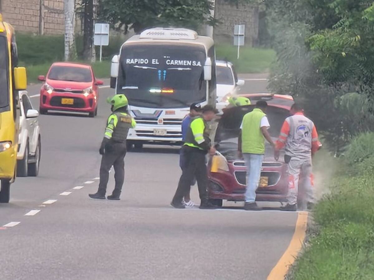 Policía rescató a conductor atrapado en vehículo que se incendiaba en carretera de Turbaco