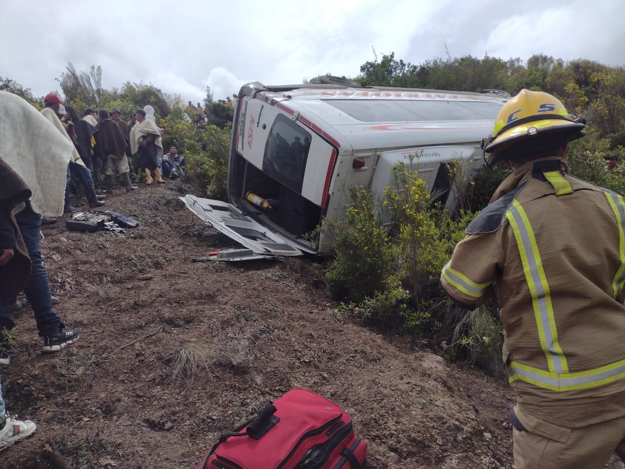 Un colectivo rodó en zona rural de Sora. Foto | Cuerpo de Bomberos Voluntarios de Tunja