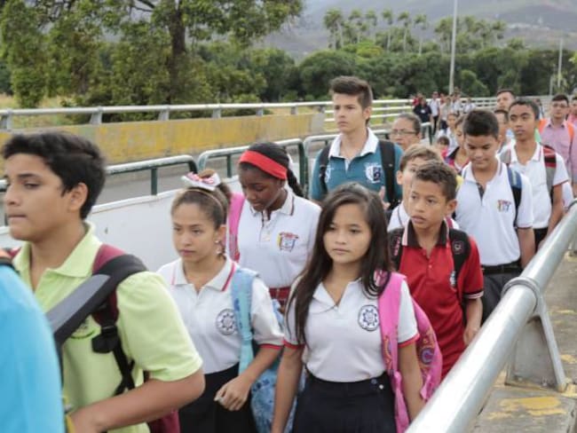 Estudiantes venezolanos cruzando la frontera