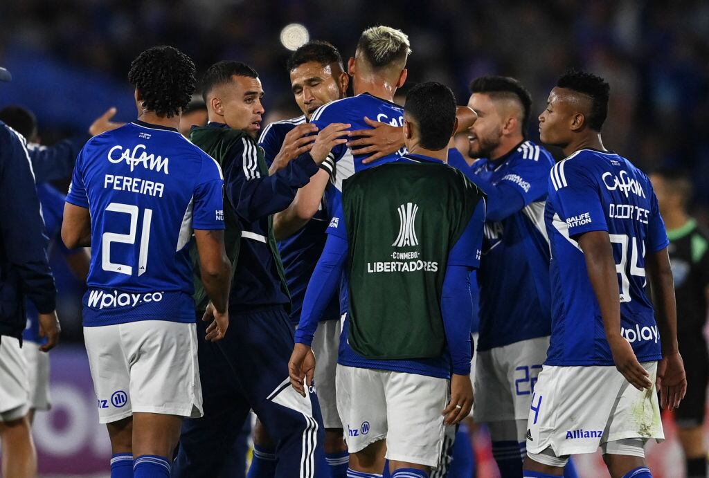Jugadores de Millonarios celebran la clasificación a la fase 3 de la Copa Libertadores (Photo by Juan BARRETO / AFP) (Photo by JUAN BARRETO/AFP via Getty Images)