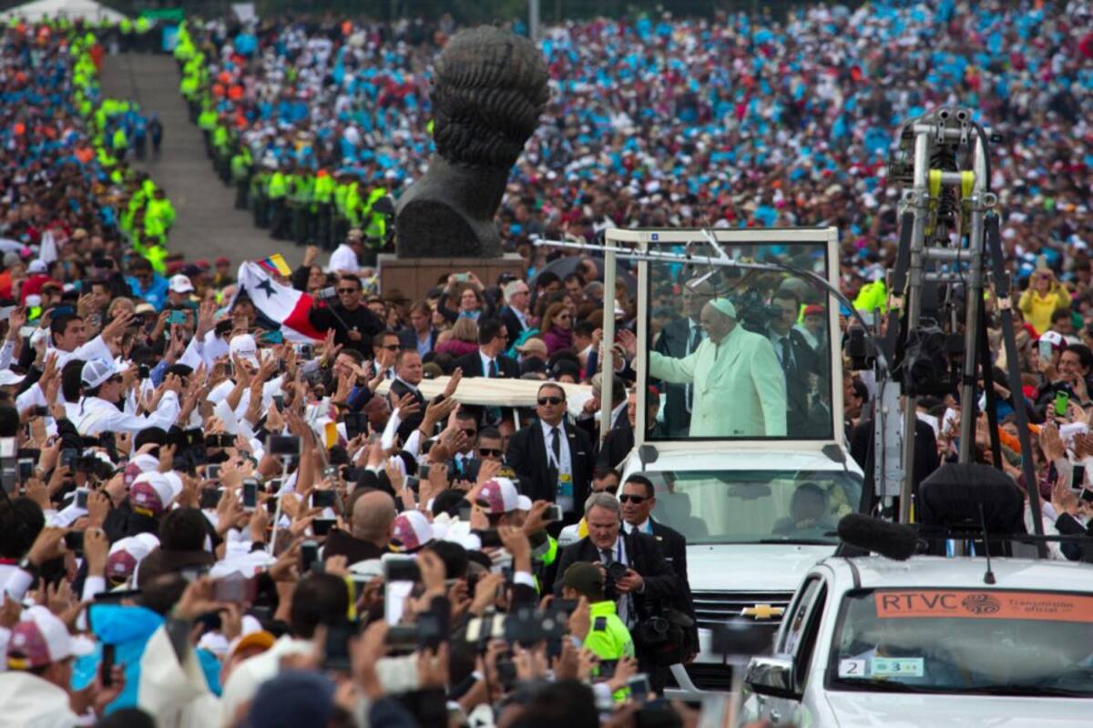 El Santo Padre en el papamóvil durante su recorrido en el parque Simón Bolívar